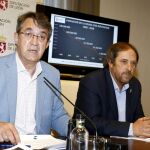 El presidente de la Diputación de León, Juan Martínez Majo, comparece junto al diputado de Hacienda, Luciano Rodrigo