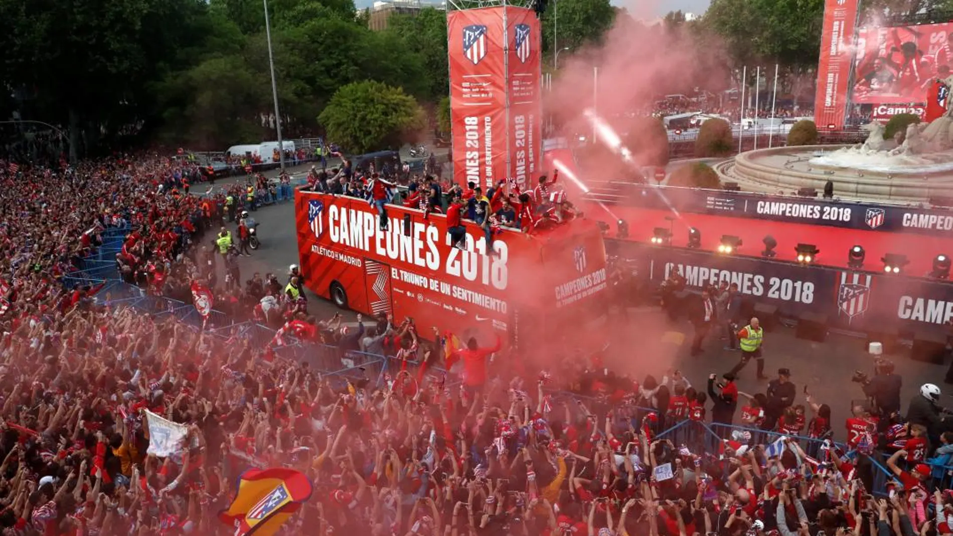 Los jugadores del Atlético de Madrid en la fuente de Neptuno / Reuters