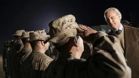 Pedro Morenés saluda a tropas españolas en la base "Gran Capitán"de Besmayah, en Irak, el pasado mes de diciembre.