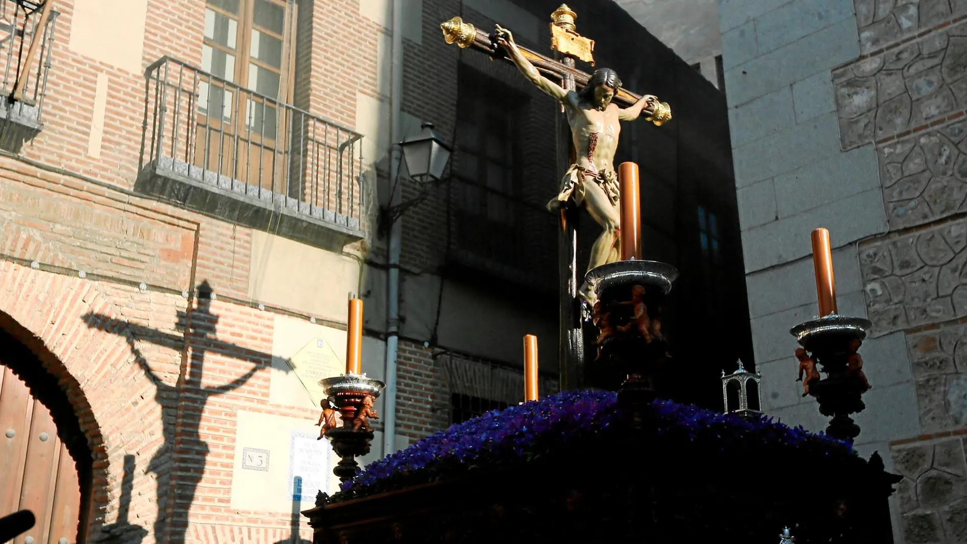 La Hermandad de Los Estudiantes saca en procesión dos imágenes: el Santísimo Cristo y María Santísima Inmaculada. Foto: CRISTINA BEJARANO