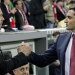 Simeone y Valverde se saludan antes de un encuentro