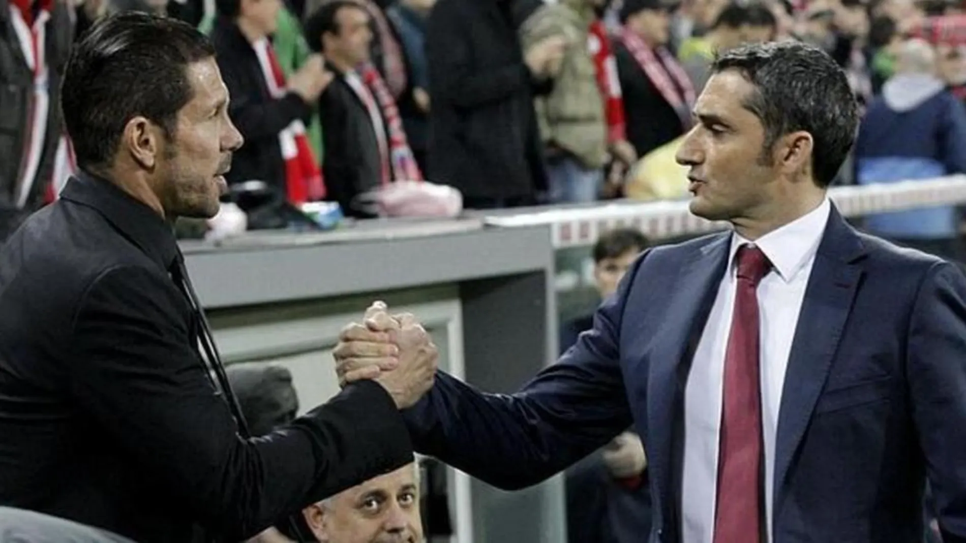 Simeone y Valverde se saludan antes de un encuentro