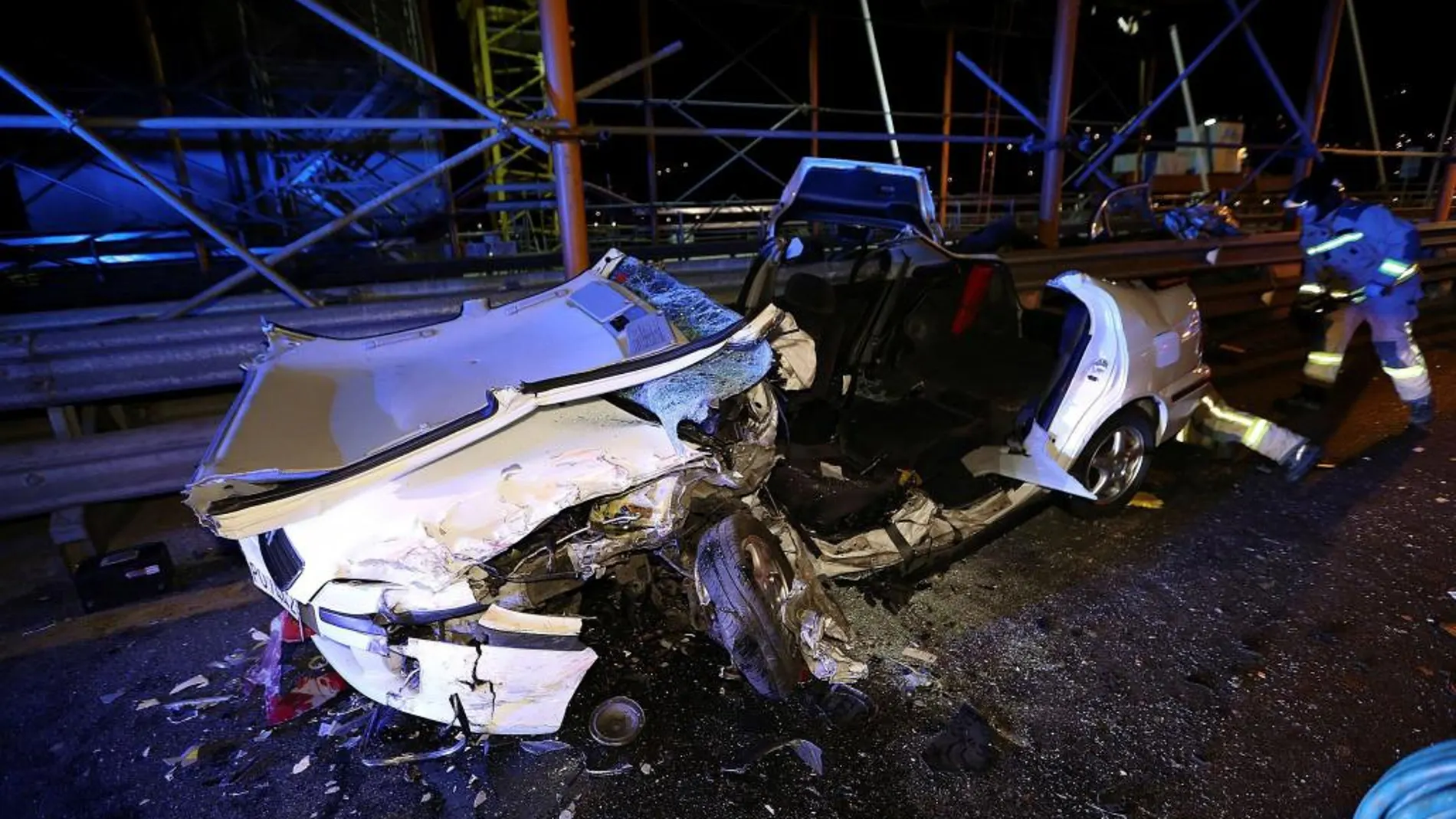 Un accidente de tráfico registrado esta noche en el puente de Rande ha dejado dos personas heridas debido a que uno de los vehículos circulaba en sentido contrario por la AP-9, en dirección Vigo/ Efe