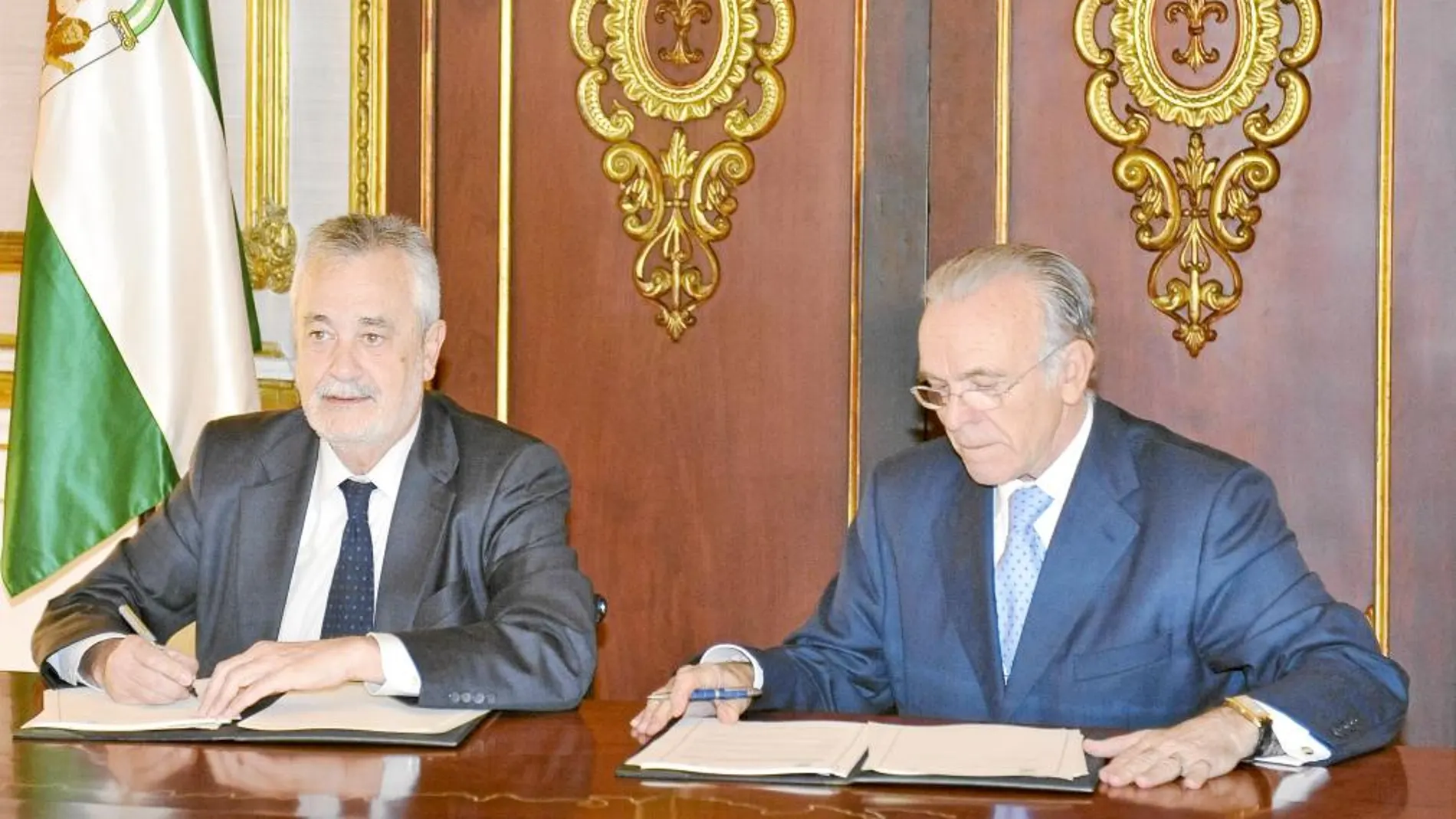 José Antonio Griñán e Isidro Fainé, ayer durante la firma del acuerdo