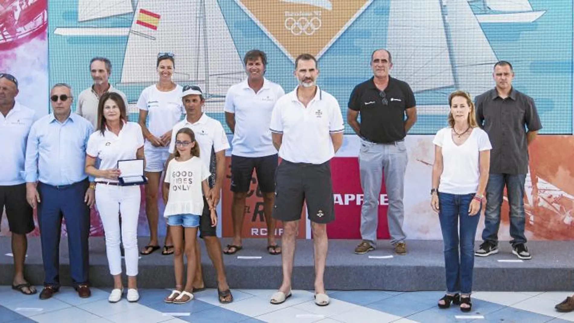 El Rey posa con algunos de los medallistas de los Juegos de Barcelona 92 en vela