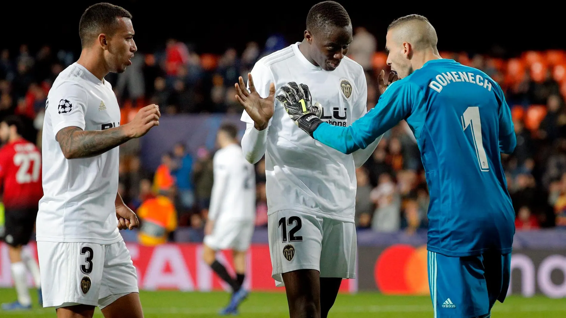 Los jugadores del Valencia, Domenech (d) Mouctar Diakhaby (c) y Ruben Vezo (i) tras finalizar el encuentro contra el Manchester. Foto: Efe