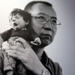 Liu Xiaobo sujeta un muñeco mientras es fotografiado por su mujer Liu Xia