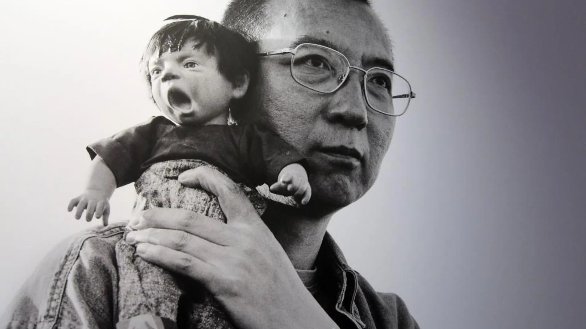 Liu Xiaobo sujeta un muñeco mientras es fotografiado por su mujer Liu Xia