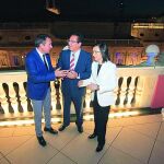 El presidente de la Fundación Cajasol, Antonio Pulido, presentó el catálogo junto a la consejera y el alcalde