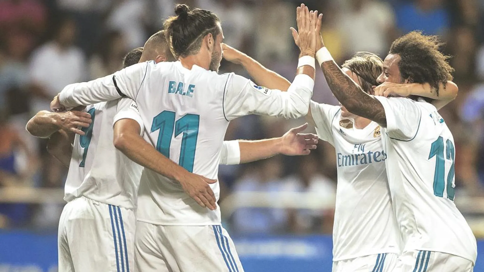 Los jugadores del Real Madrid se abrazan tras marcar uno de los tres goles ayer al Deportivo