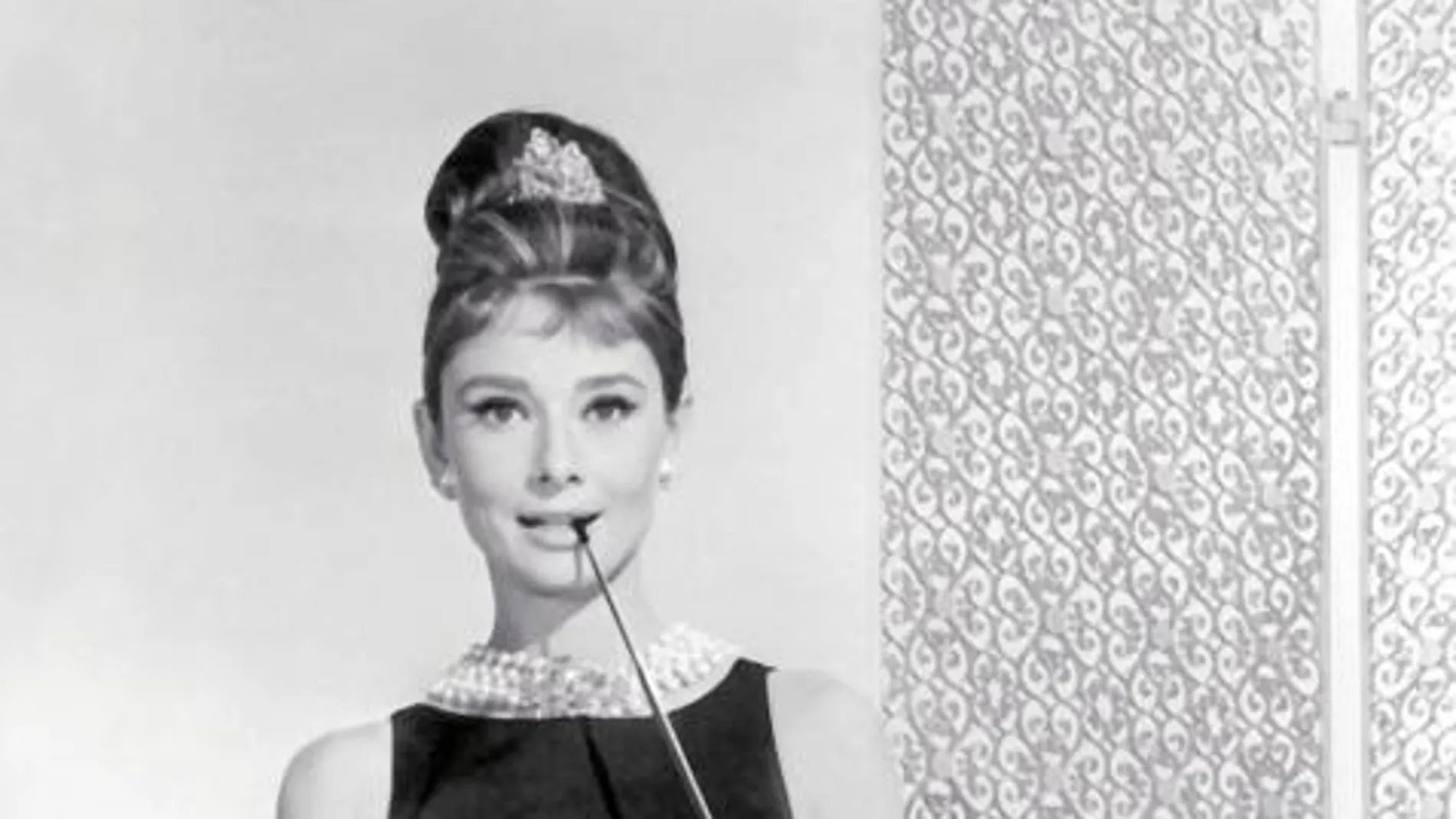 Este icónico vestido negro lo llevó Audrey Hepburn en «Desayuno con diamantes» (1961)
