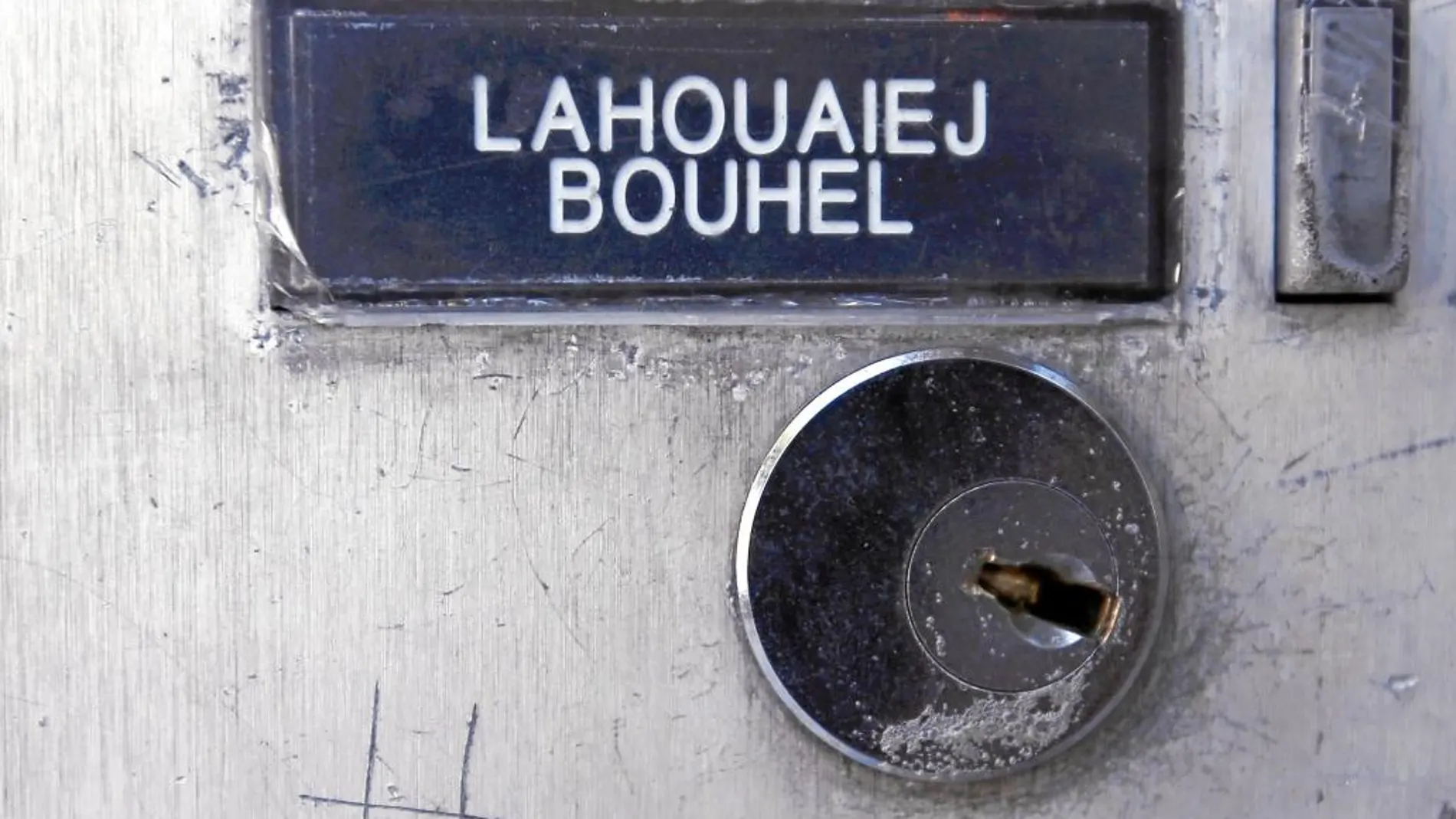 Un vecino huidizo La placa del terrorista Mohamed Bouhlel a la entrada de su domicilio en Niza