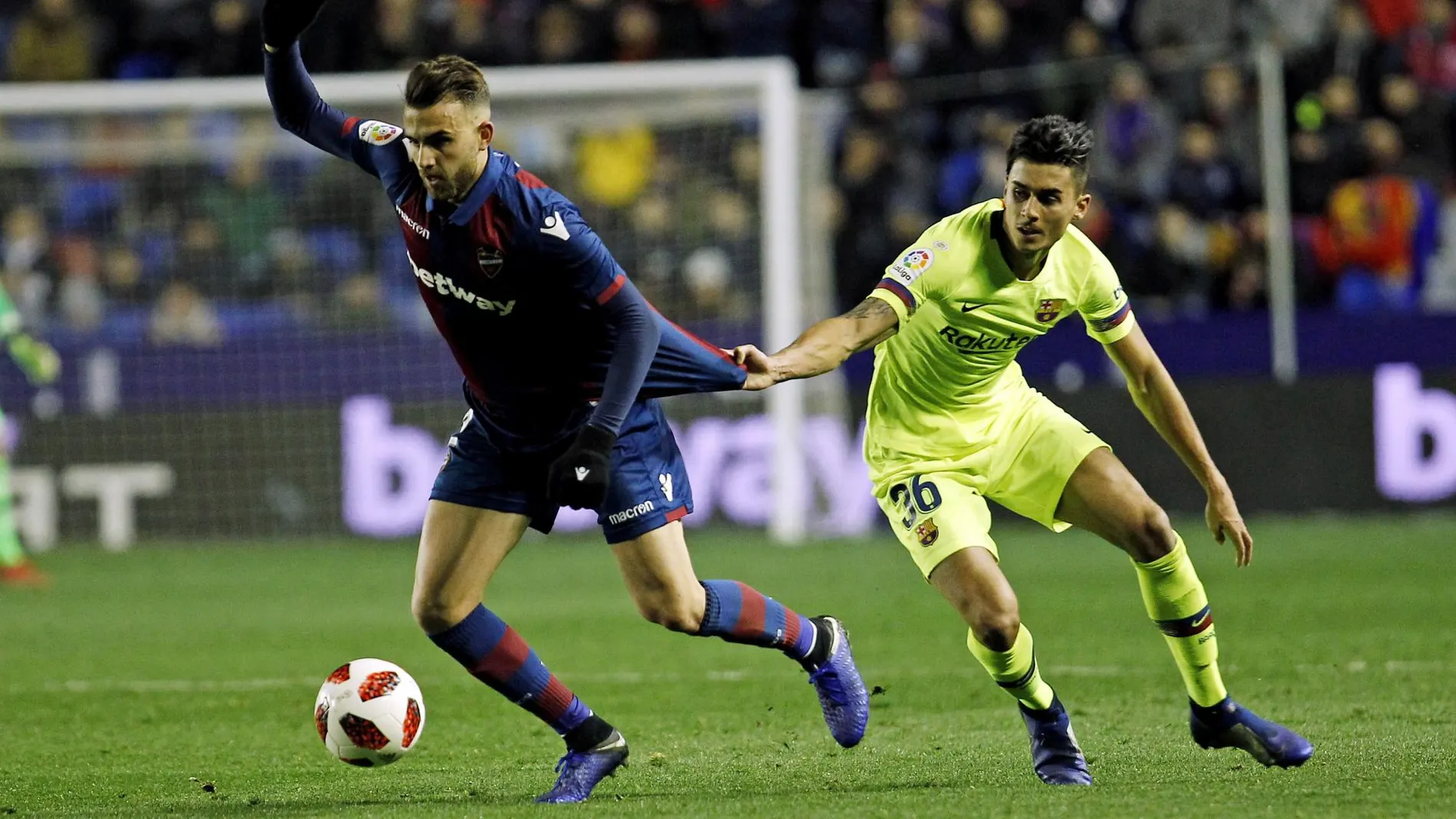 Chumi agarra a Borja Mayoral en el Levante-Barça de la ida de octavos de Copa