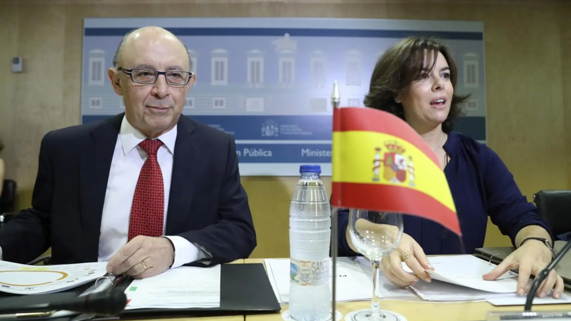 El ministro de Hacienda, Cristóbal Montoro, y la vicepresidenta del Gobierno, Soraya Sáenz de Santamaría, al inicio de la reunión del Consejo de Política Fiscal y Financiera (CPFF)