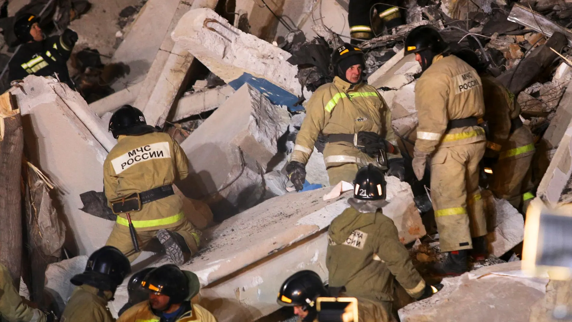 Los servicios de emergencia rusos buscan entre los escombros del edificio posible supervivientes. (AP Photo/Maxim Shmakov)