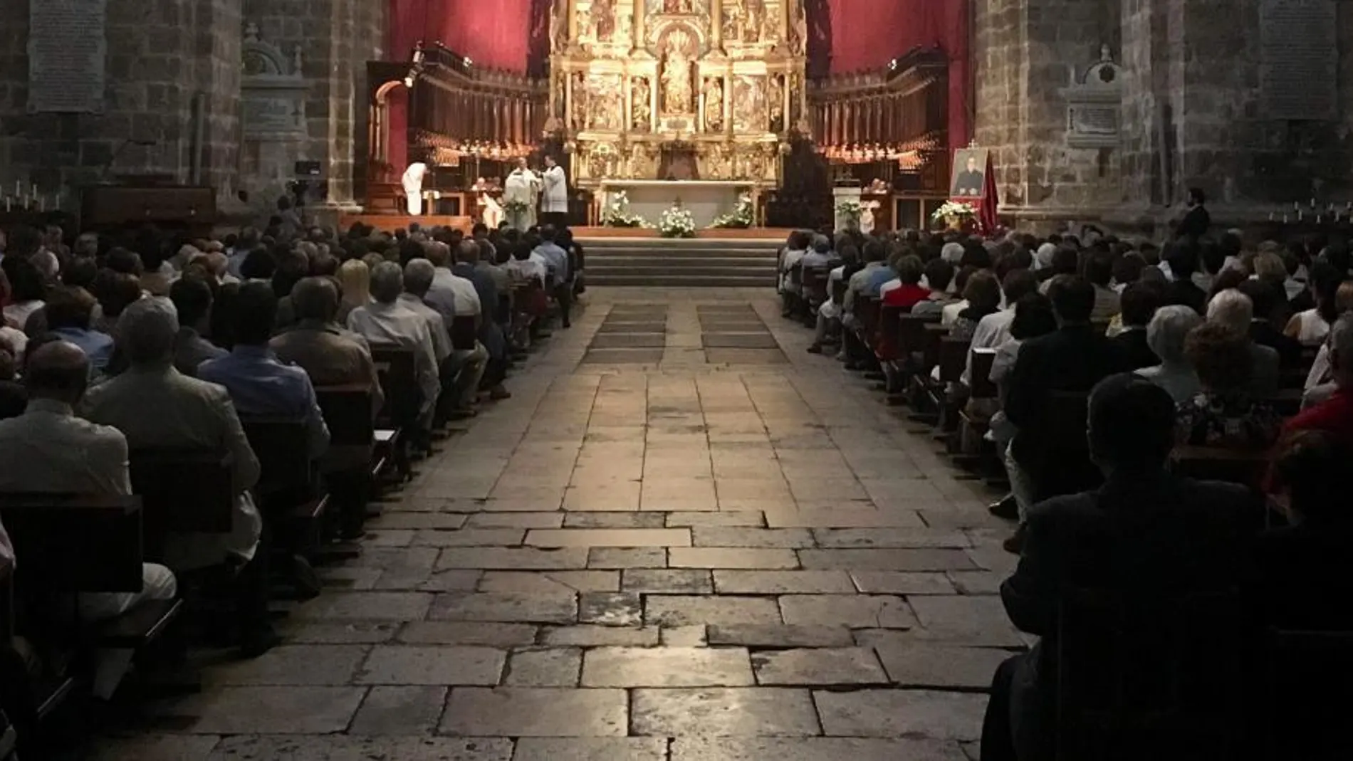 El obispo auxiliar de Valladolid, Monseñor Luis Argüello, ofrece la solemne eucaristía en una Catedral repleta