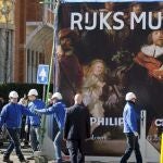 Fotografía facilitada por el Rijksmuseum que muestra el traslado de "Ronda de Noche", del pintor holandés Rembrandt van Rijn, que volvió a su antigua sala en dicho museo de Amsterdam