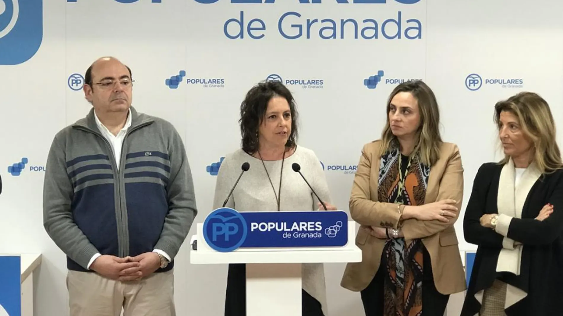 Catalina García, durante la rueda de prensa en Granada, junto a compañeros del partido