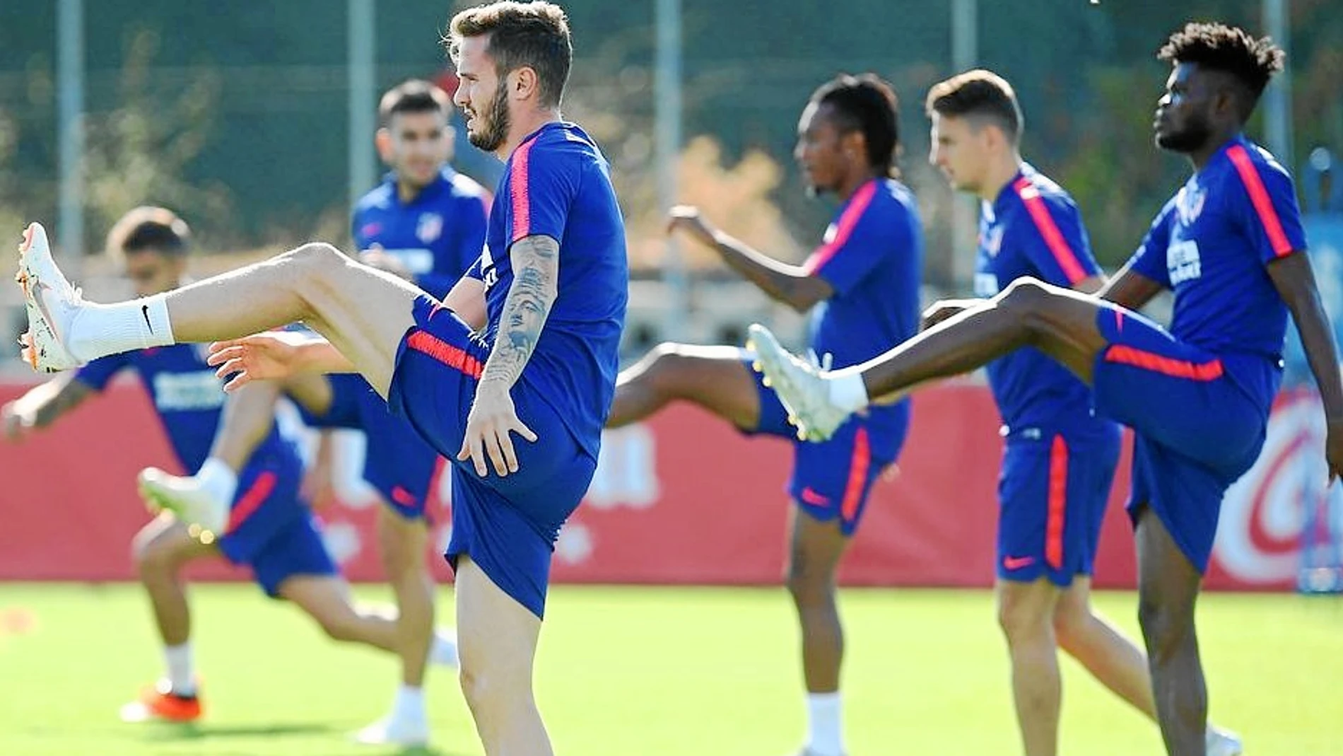 Saúl y Thomas, en primer plano, con Gelson, Arias y Correa, durante la sesión de entrenamiento de ayer en Majadahonda para preparar el partido de esta tarde frente al Betis