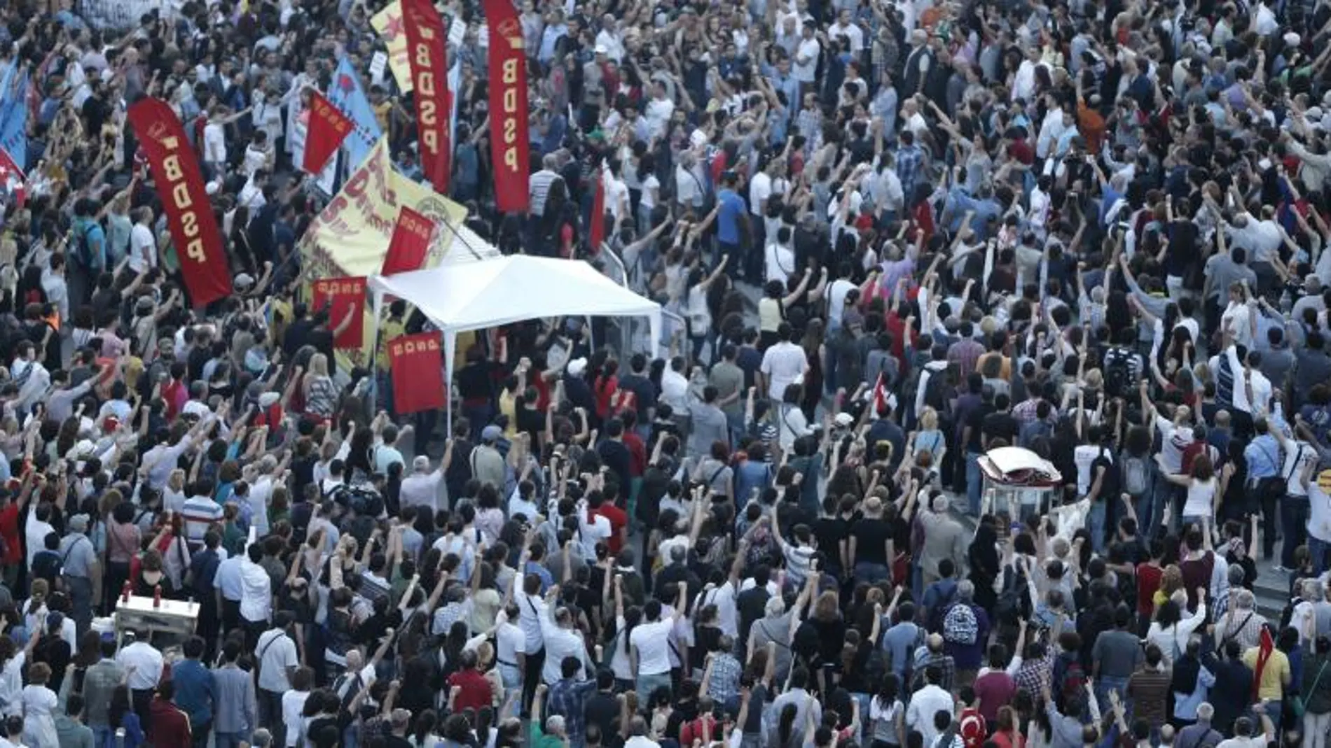 Miles de personas se concentran en la plaza Taksim en Estambul (Turquía), hoy, jueves.