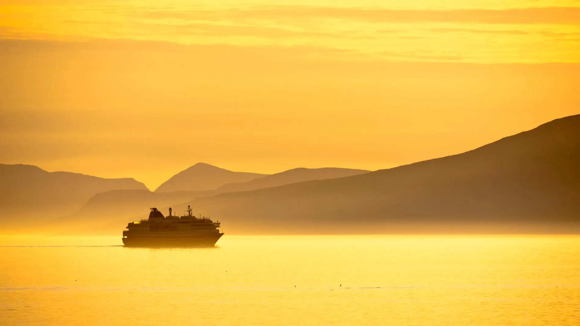 Las vacaciones con más horas de luz al día, a bordo de Hurtigruten