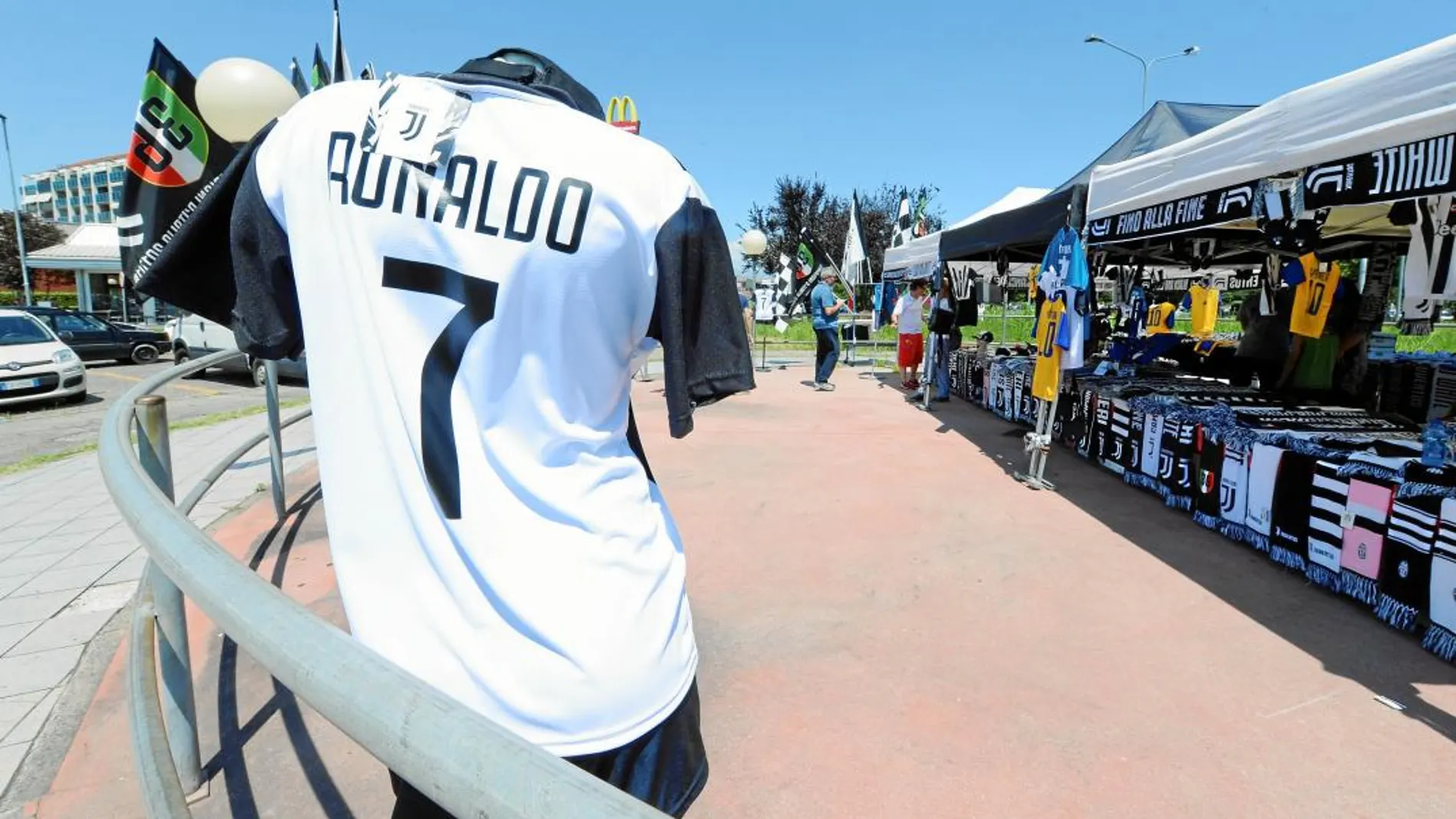 La camiseta de Ronaldo, exhibida en una tienda en Turín