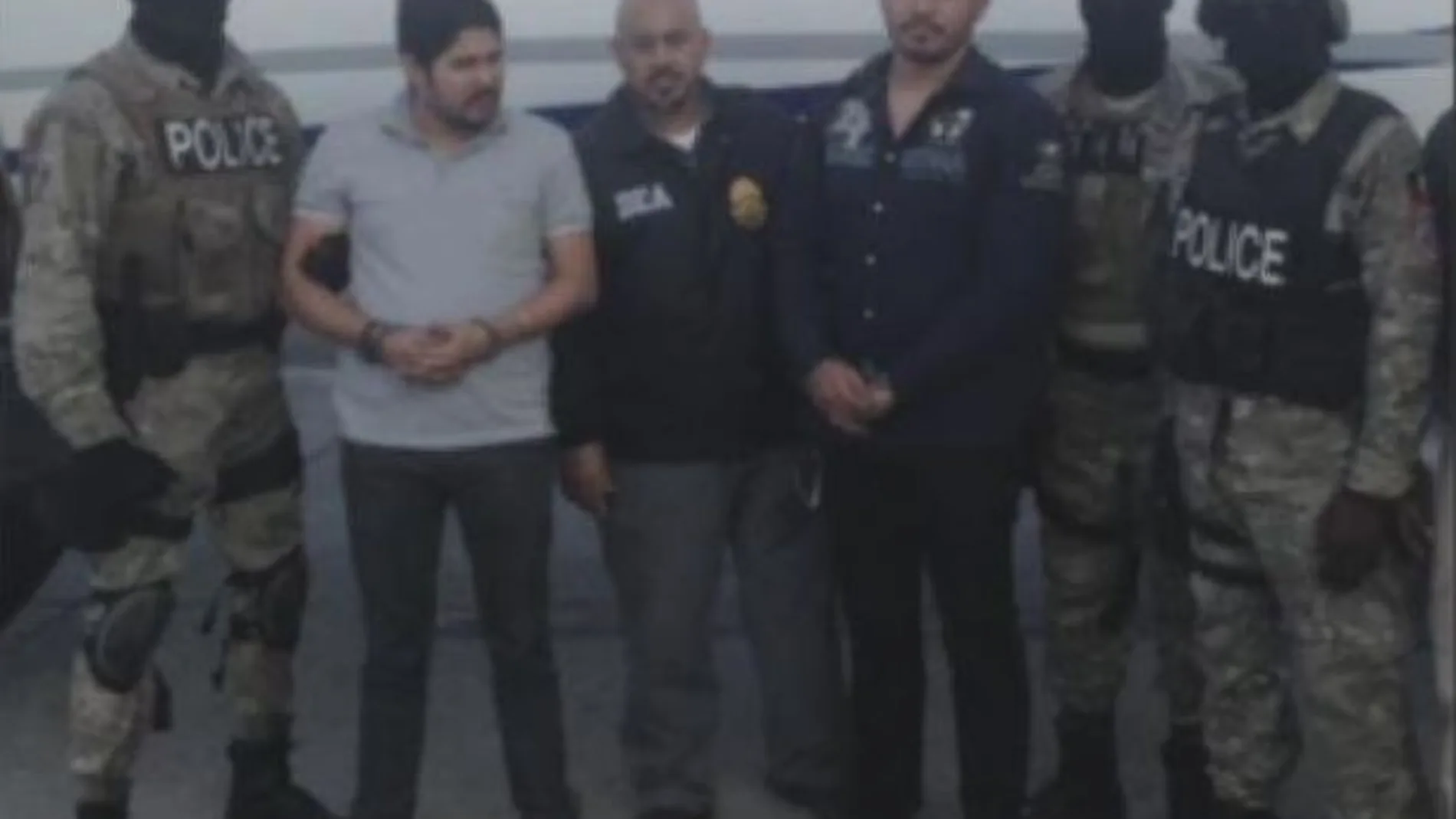 Imagen de la detención de Francisco Flores de Freitas y de Efraín Antonio Campo Flores en Haití