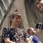 Unos jóvenes haciéndose un selfie.