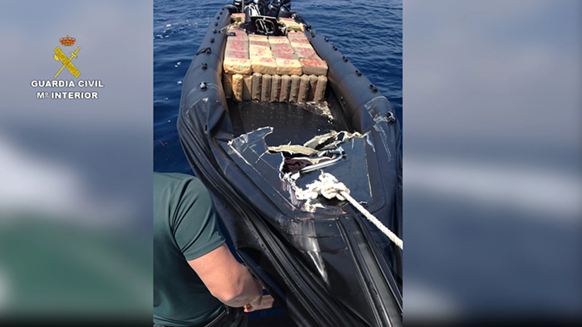 Imagen de la embarcación cargada de droga/ Guardia Civil