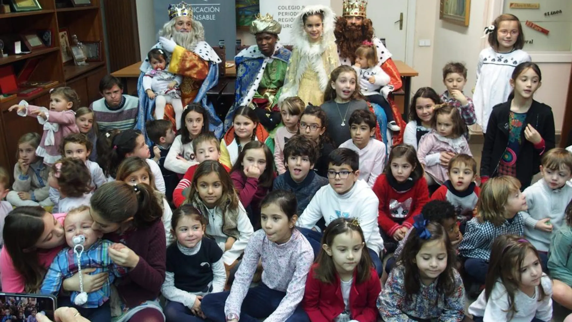Una de las visitas que Sus Majestades los Reyes de Oriente hicieron ayer en Murcia fue al Colegio de los Periodistas, en la imagen