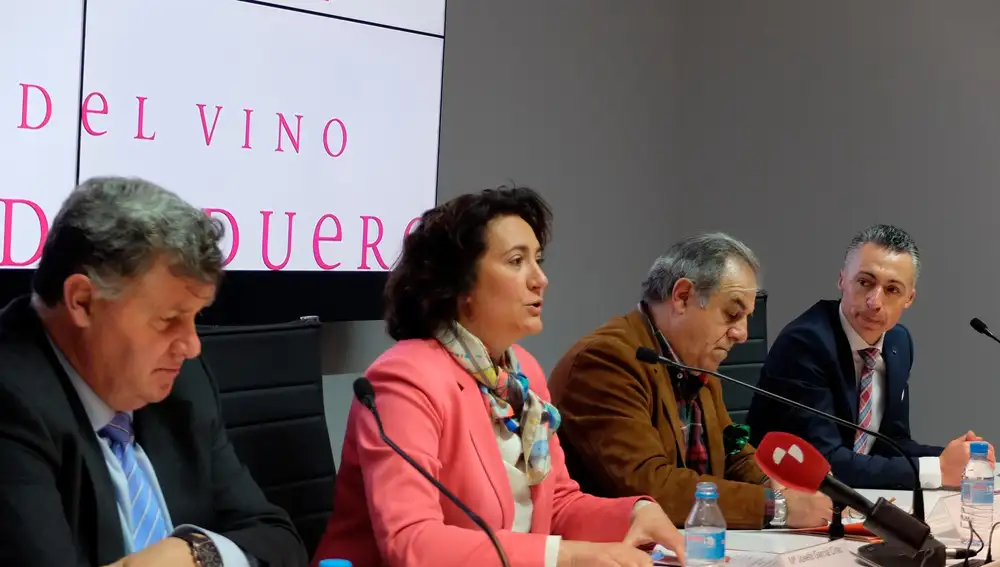 María Josefa García Cirac junto a Enrique Pascual y Miguel Ángel Gayubo, entre otros, en los Encuentros Mediáticos