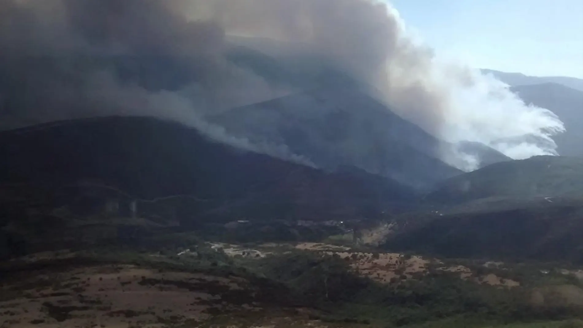 Fotografía facilitada por la Junta de Castilla y León del incendio forestal declarado en el municipal de Encinedo (León)