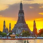 La procesión de barcazas reales por el río Chao Phraya para conmemorar el séptimo ciclo de vida del rey