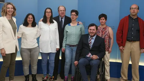 El presidente Juan Vicente Herrera, la consejera Alicia García y el presidente de Cermi, Francisco Sardón, junto a los cinco nuevos empleados públicos / Dos Santos