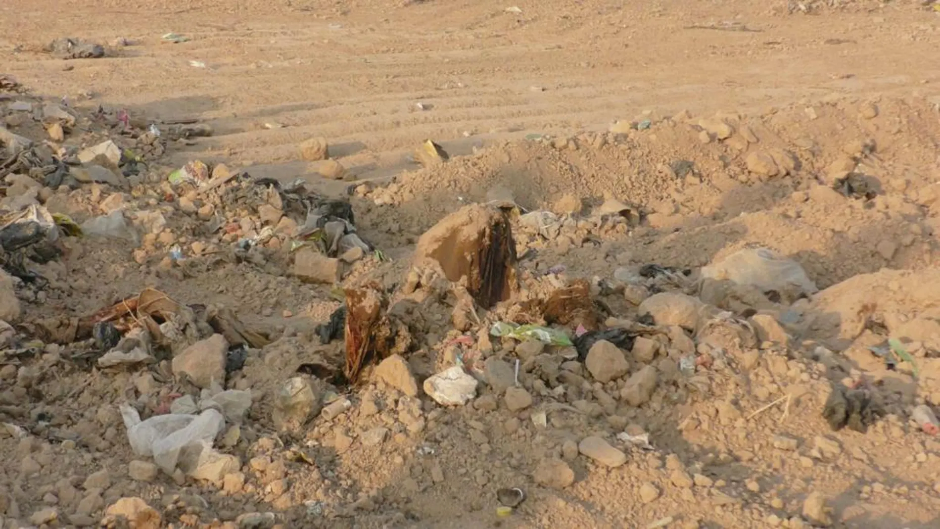 Restos humanos en una fosa común con más de 100 cadáveres descubierta en Hamman al Alil, al sur de Mosul