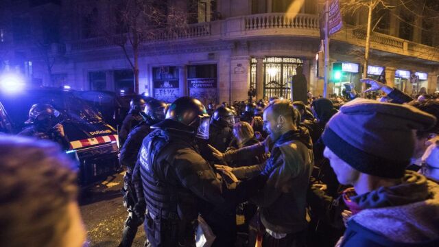 Los Mossos intentan que los manifestantes ni lleguen a la Delegación del Gobierno