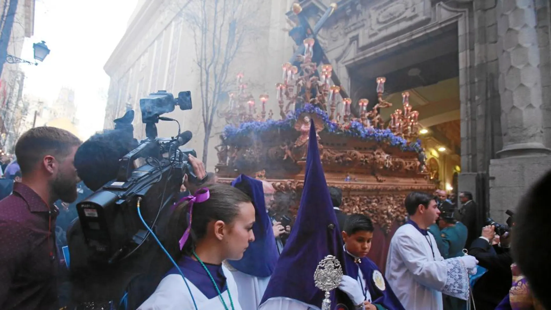 La procesión de la Hermandad Nuestro Padre Jesús de la Salud y María Santísima de las Angustias, más conocida como «Los Gitanos», ayer en Madrid
