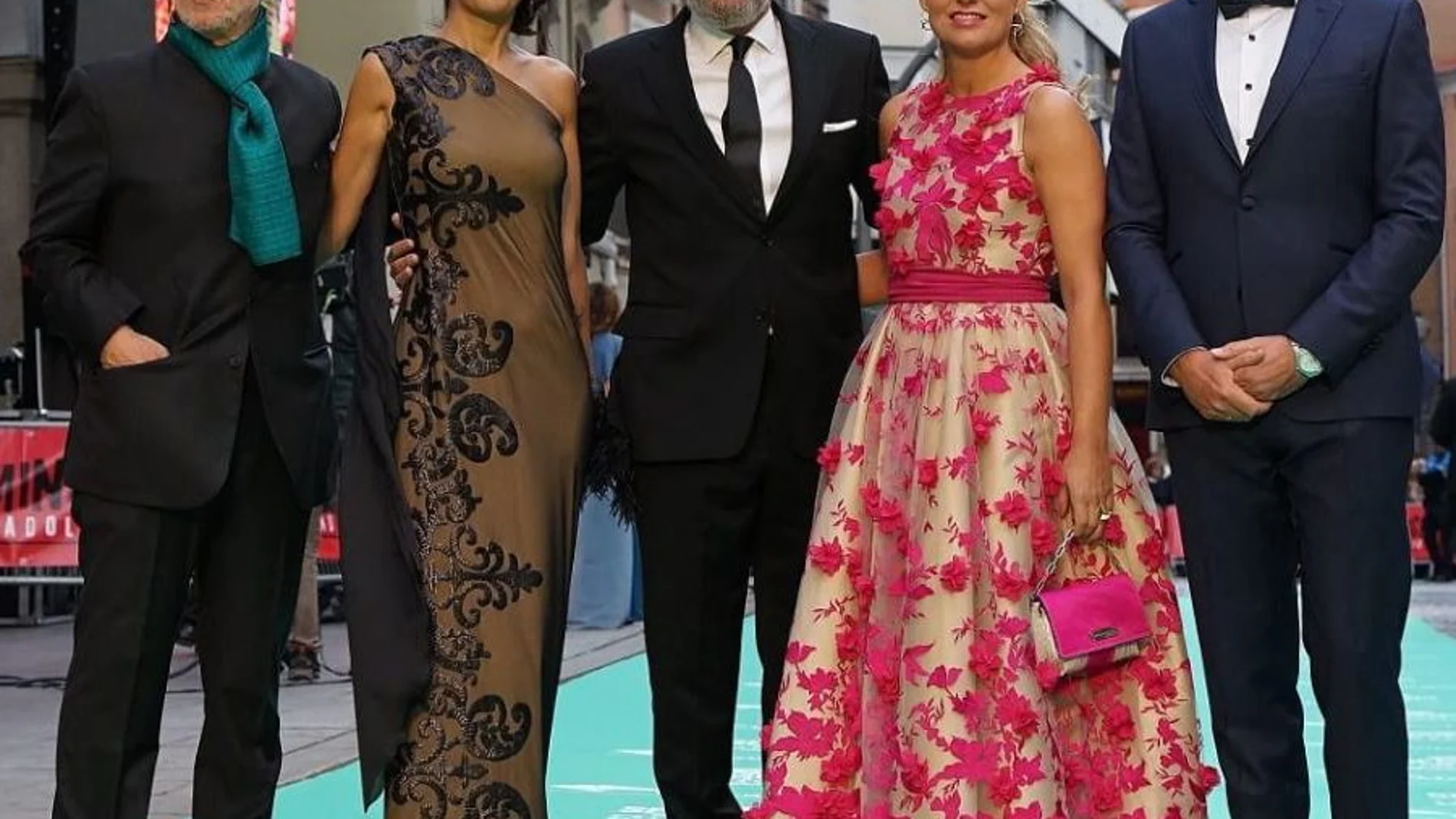 Javier Angulo, Ana Redondo, José Coronado, Laura Soria y el alcalde de Valladolid, Óscar Puente, en la «Alfombra Verde» de la Seminci