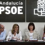 La secretaria general del PSOE de Andalucía y presidenta de la Junta, Susana Díaz (i), junto a la presidenta del PSOE-A, Micaela Navarro (d)