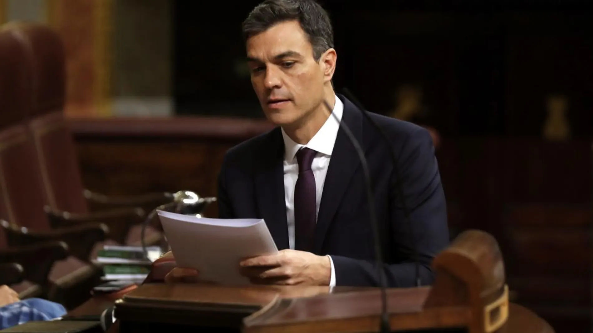 El presidente del Gobierno, Pedro Sánchez, sube al estrado de hemicíclo de la Cámara baja donde comparece a petición propia / foto: Efe