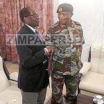 El presidente de Zimbabue, Robert Mugabe, posa con el general Constantine Chiwenga, ayer, en su casa de Harare