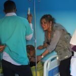 Rosa Valdeón, médico de profesión, atiende a una mujer en Smara en estado crítico