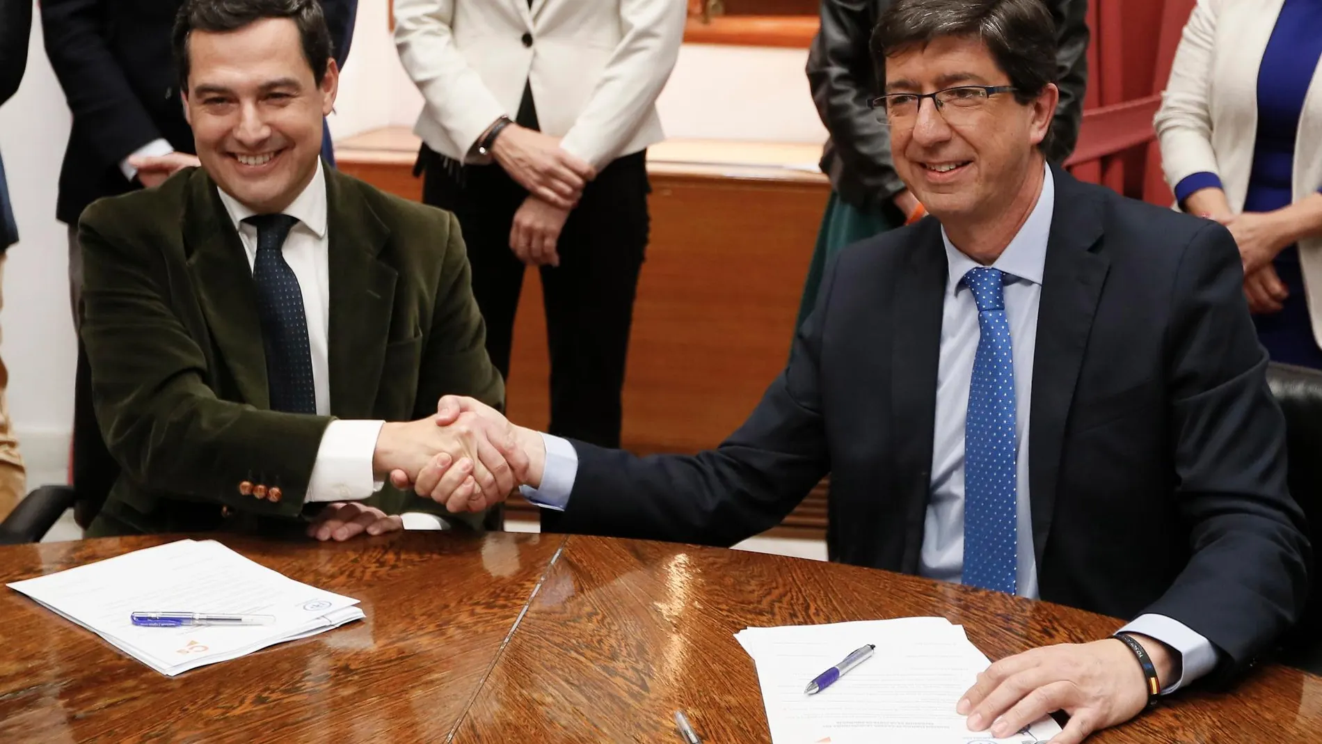 Juanma Moreno y Juan Marín estrechan las manos durante la reunión que han tenido esta tarde en el Parlamento de Andalucía para sellar su acuerdo de gobierno. EFE/Jose Manuel Vidal.
