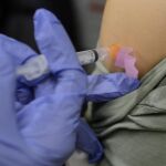 Una paciente recibe la vacuna contra la gripe