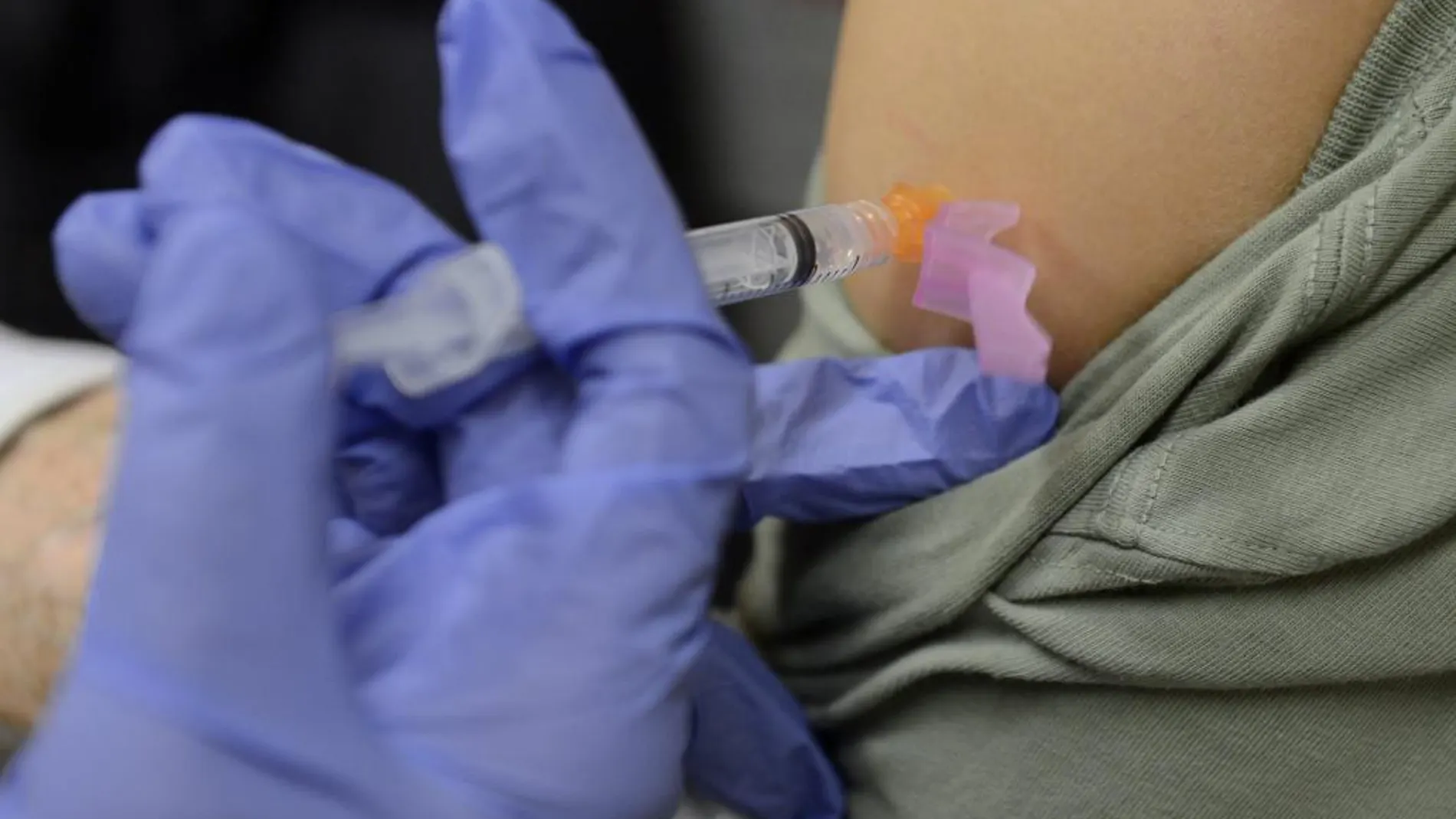 Una paciente recibe la vacuna contra la gripe