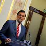El presidente del Gobierno en funciones, Mariano Rajoy, durante la rueda de prensa posterior a su reunión con el líder del PSOE, Pedro Sánchez