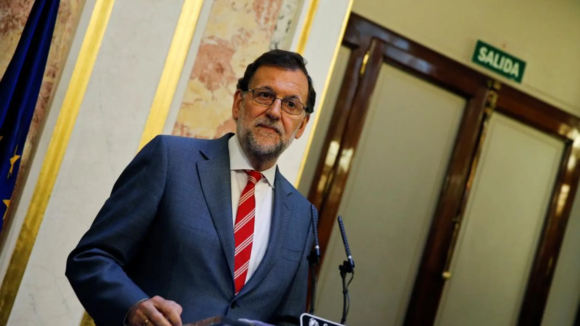 El presidente del Gobierno en funciones, Mariano Rajoy, durante la rueda de prensa posterior a su reunión con el líder del PSOE, Pedro Sánchez