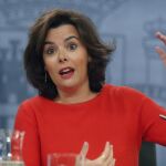 La vicepresidenta del Gobierno en funciones, Soraya Sáenz de Santamaría, durante la rueda de prensa que ha ofrecido hoy tras la reunión del Consejo de Ministros.