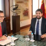 El presidente de la Región de Murcia , Fernando López Miras y el líder de la oposición, Diego Conesa en una imagen de archivo