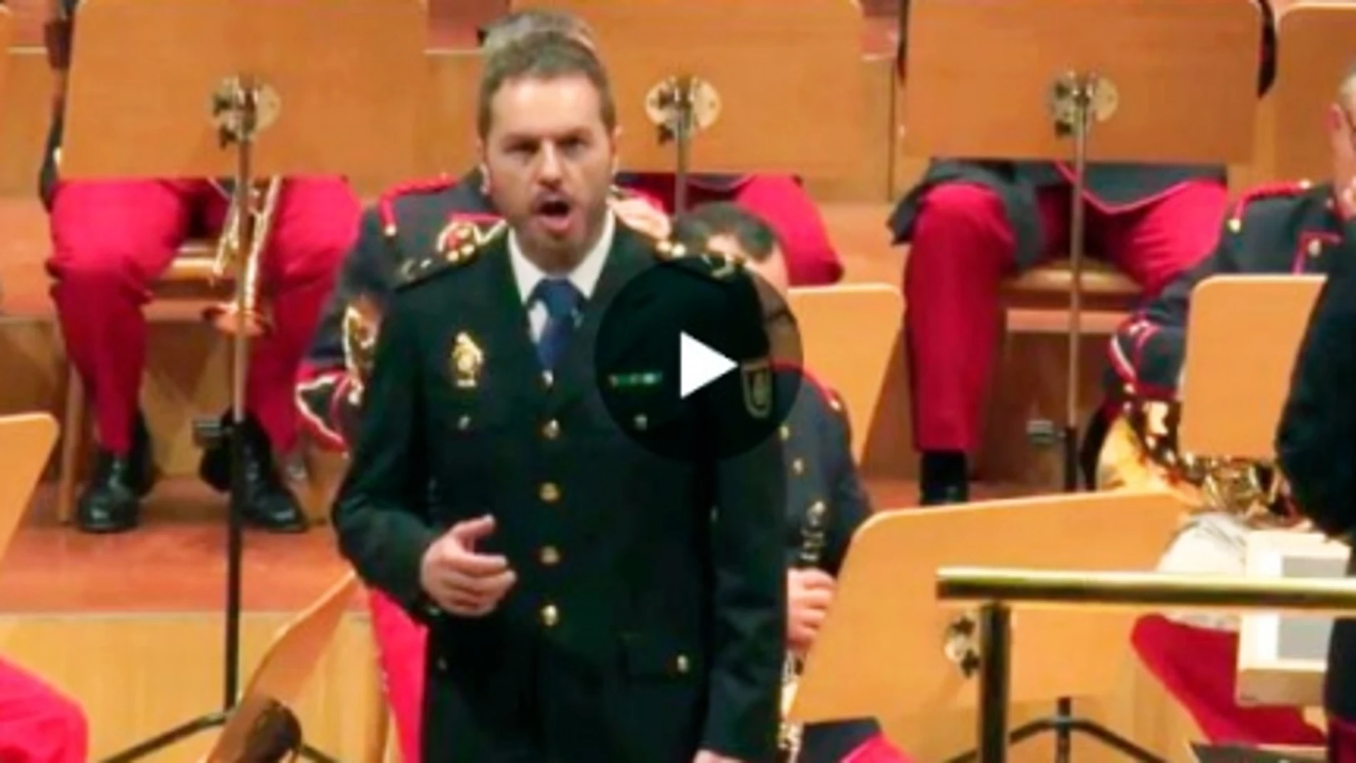 Ángel Cortés con la orquesta y coro de la Academia General Militar / Vídeo: Ejército de Tierra